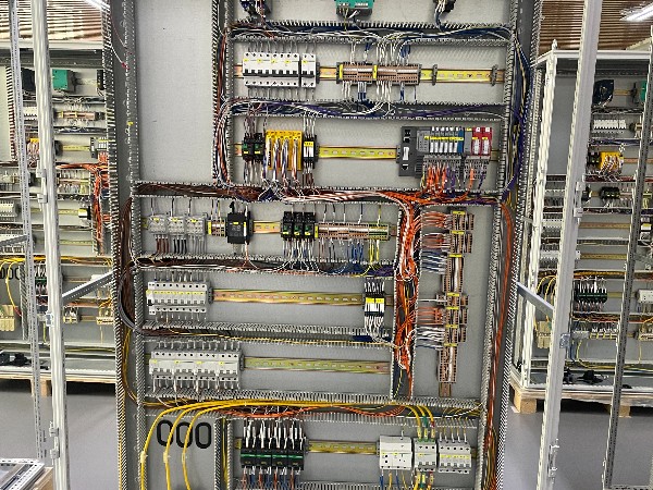 如何解決配電柜線(xiàn)束訂單的非標(biāo)化，多種類(lèi)小批量需求？