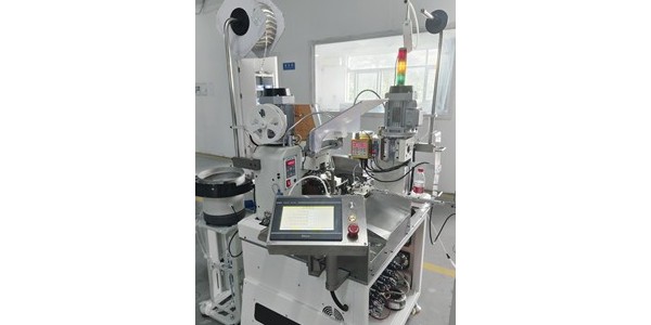 研發(fā)團(tuán)隊(duì)對全自動穿護(hù)套端子機(jī)進(jìn)行調(diào)機(jī)