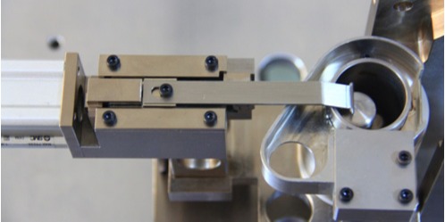 全自動(dòng)裁線(xiàn)沾錫機(jī)在操作過(guò)程中需要注意哪些事項(xiàng)