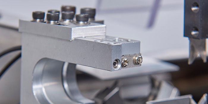 瑞舟全自動(dòng)端子機(jī)在切削進(jìn)程中發(fā)生振動(dòng)的景象