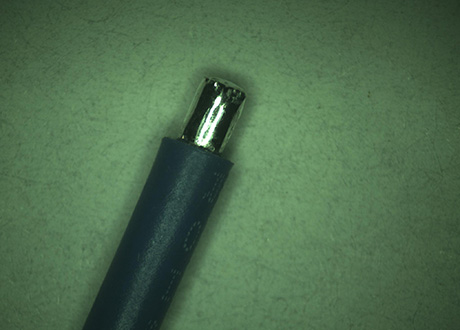 AWG28#顯微鏡下放大效果，沾錫端線徑很圓，不呈扁狀，線頭平整無錫尖